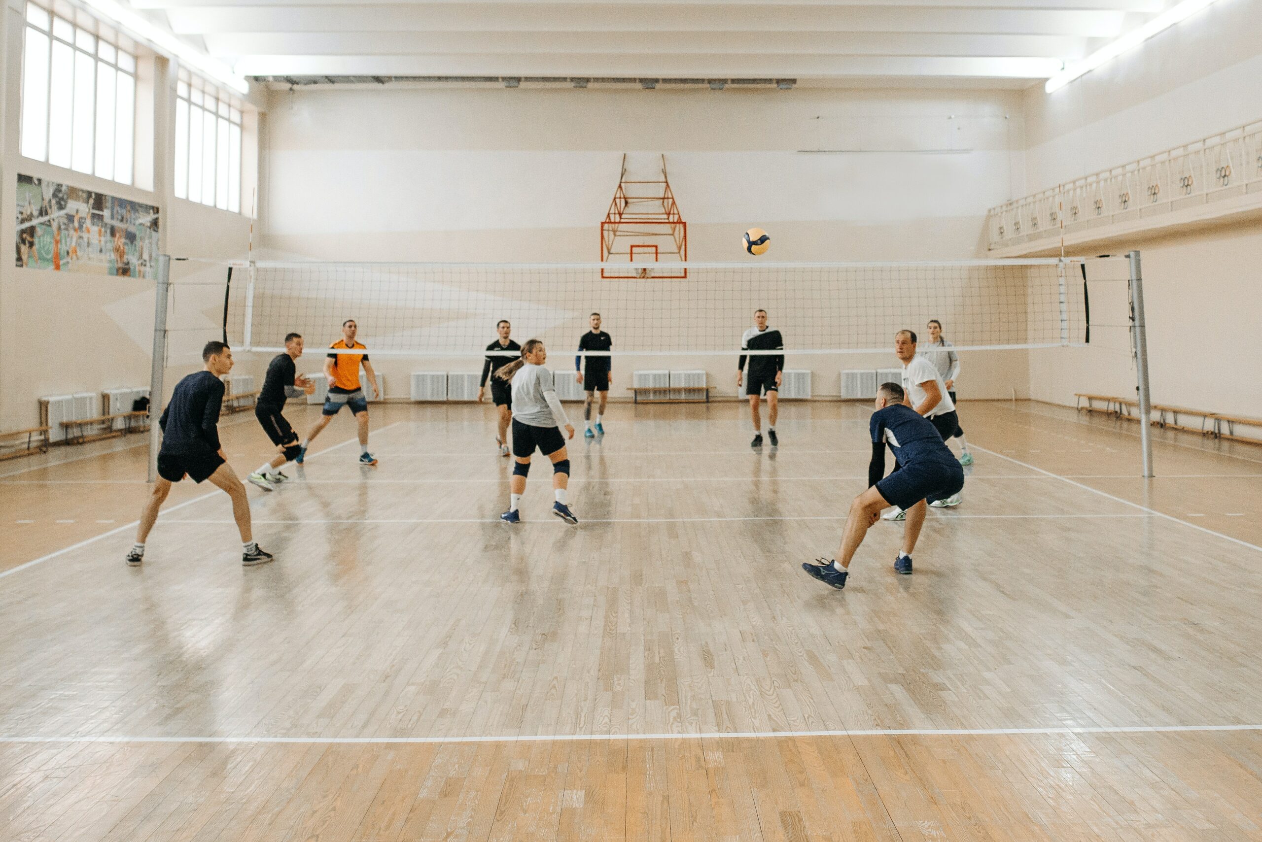 Photo d'un groupe jouant au volley ball